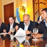 Firma_gobierno_y_secretar%c3%ada_de_deportes_de_la_naci%c3%b3n_para_cancha_de_hockey_con_carpeta_de_agua_(1)