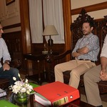 Gobernador_y_ministro_vara_con_productores(1)